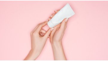 Mani screpolate dal freddo? Ecco come ripararle velocemente